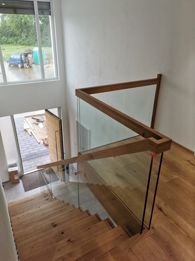 Gerade, Geräumige Moderne Treppe mit Holz-Setzstufen und Ziegelwänden in Sonstige