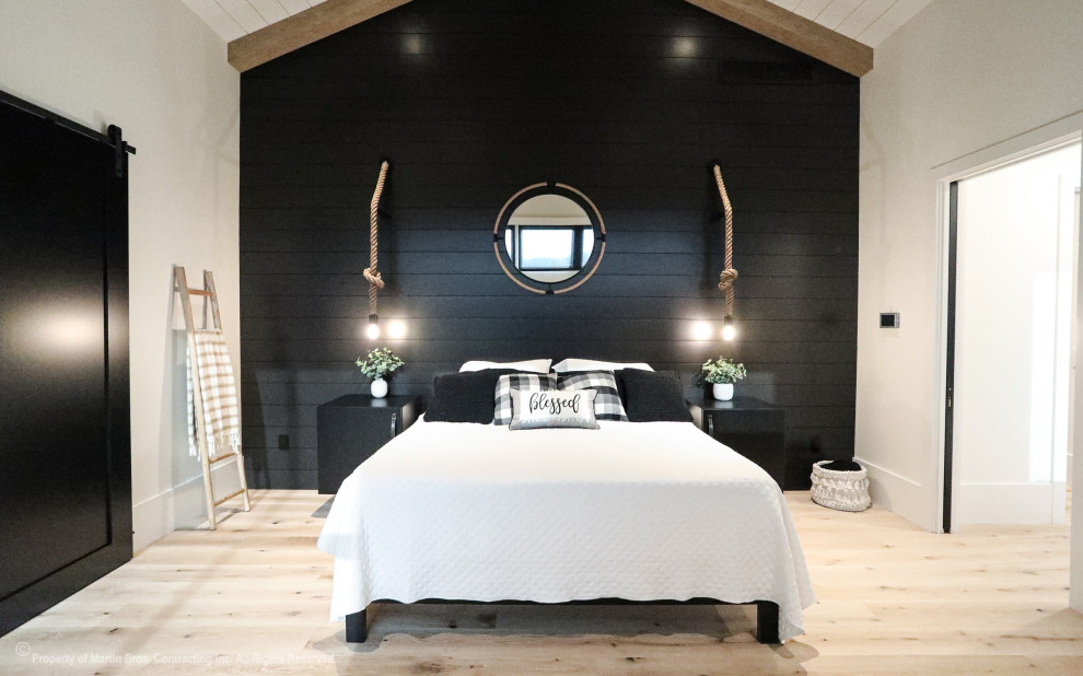 Esempio di un'ampia camera matrimoniale industriale con parquet chiaro, soffitto in legno e pareti in perlinato