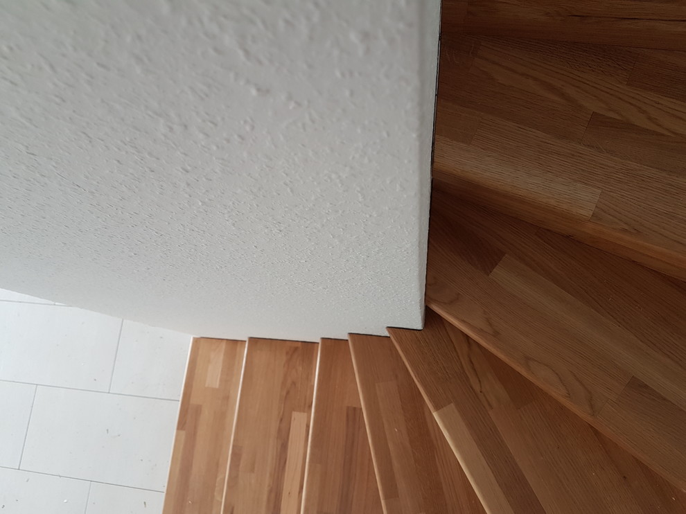 Inspiration for a mid-sized contemporary wood curved staircase in Frankfurt with wood risers.