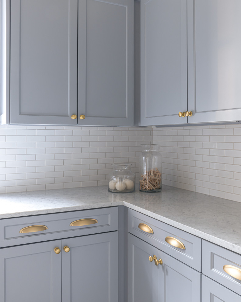 Transitional home design photo in Dallas