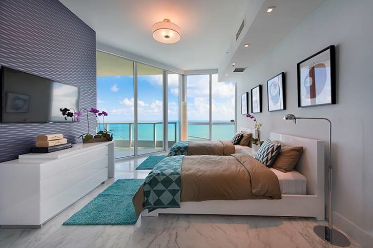 Bedroom - transitional bedroom idea in Miami