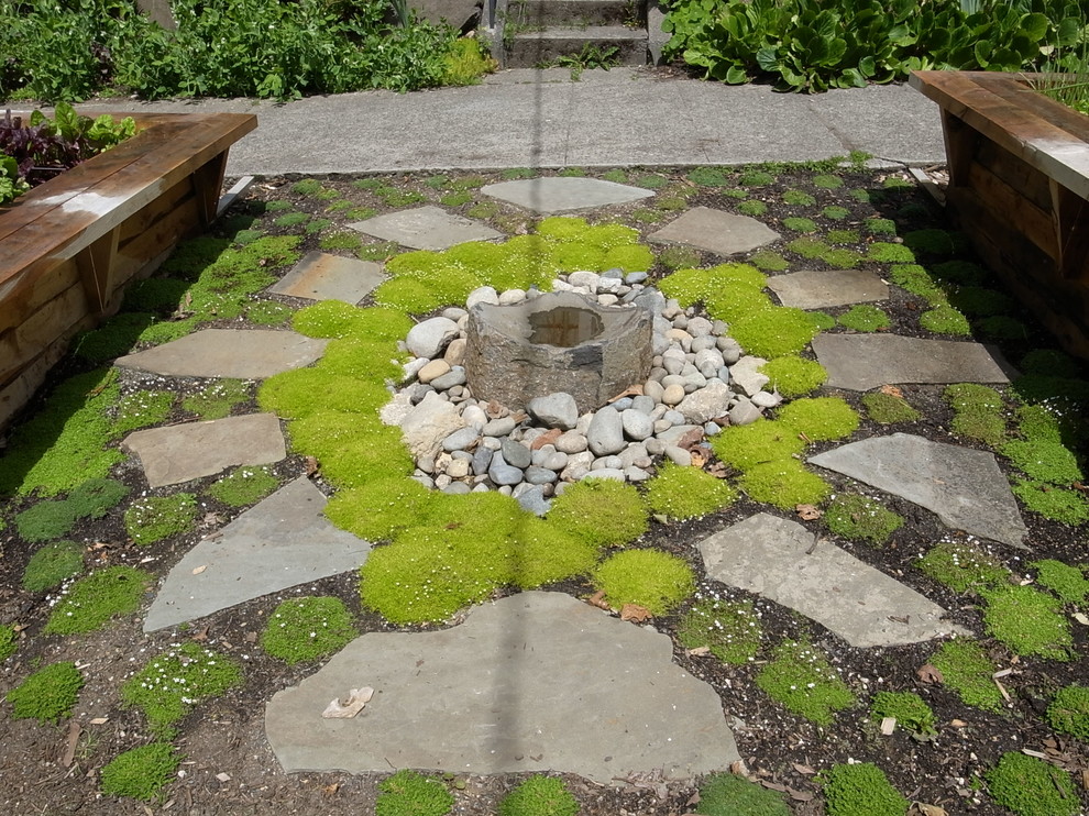 Design ideas for a traditional garden in Seattle.