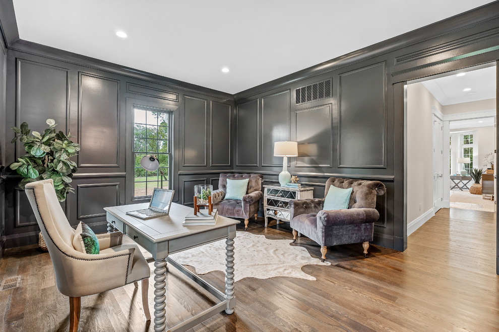 Transitional home design photo in St Louis