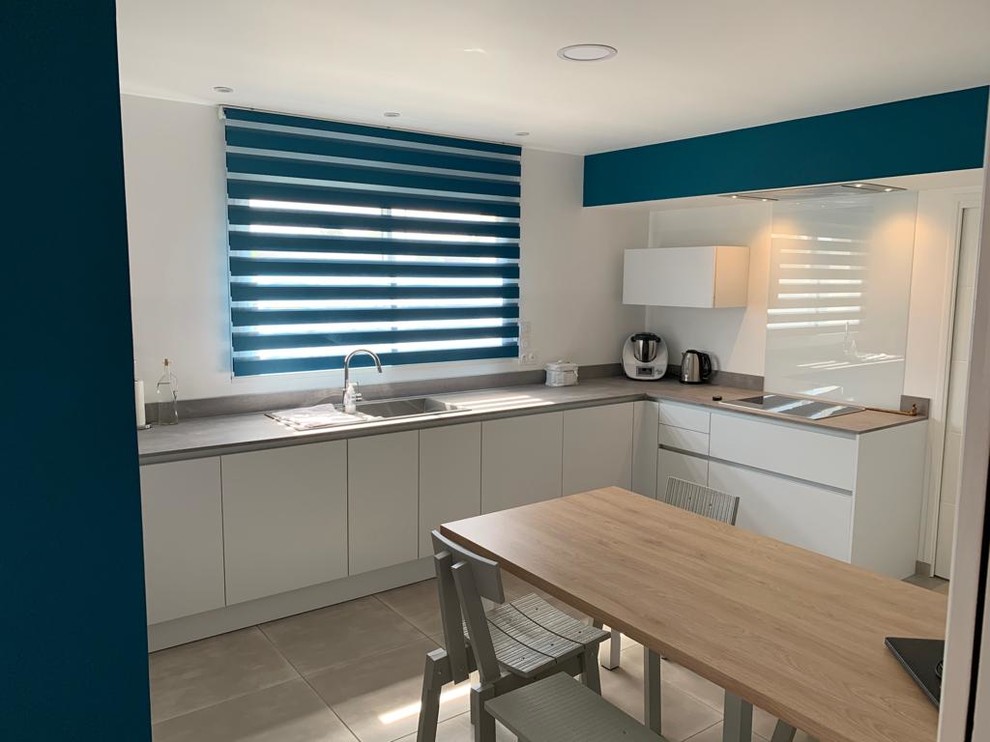 Cuisine?[Exemple de cuisine in U With un évier 1 bac, un placard à porte plane, des portes de placard blanches, un plan de travail en béton, une crédence grise, un électroménager en acier inoxydable, un sol en carrelage de céramique, aucun îlot, un sol beige and un plan de travail gris.]:[Exemple de cuisines in U With un évier 1 bac, un placard à porte plane, des portes de placard blanches, un plan de travail en béton, une crédence grise, un électroménager en acier inoxydable, un sol en carrelage de céramique, aucun îlot, un sol beige and un plan de travail gris.]