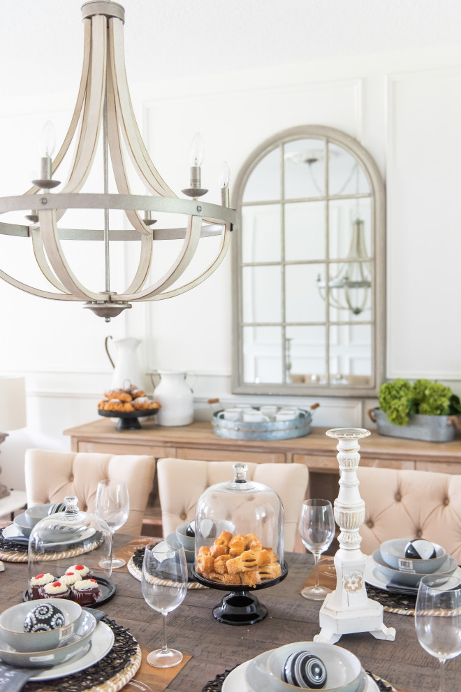 Example of a transitional home design design in Toronto