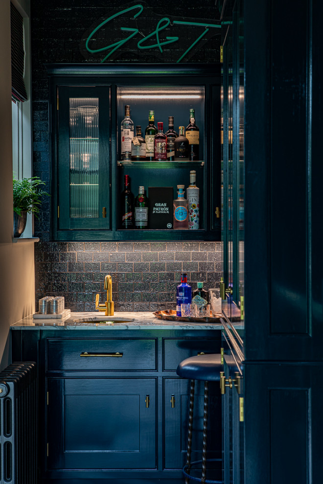 Exemple d'un bar de salon nature de taille moyenne avec un placard à porte plane, des portes de placard bleues et plan de travail en marbre.