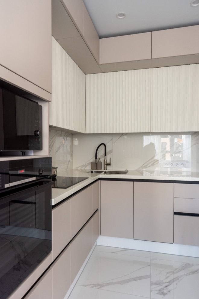 Бежевая кухня с рельефными фасадами