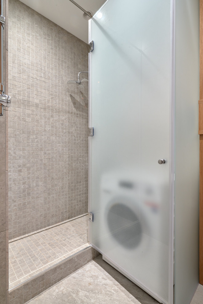 Idee per una piccola stanza da bagno con doccia contemporanea con ante in legno scuro, porta doccia a battente, top bianco e un lavabo