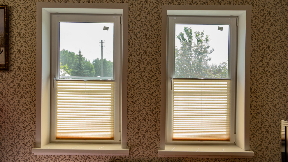 Плиссе на окно в коттедж