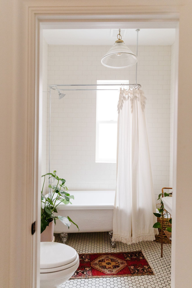 Источник вдохновения для домашнего уюта: ванная комната в стиле шебби-шик с душем над ванной, белой плиткой, белым полом и шторкой для ванной