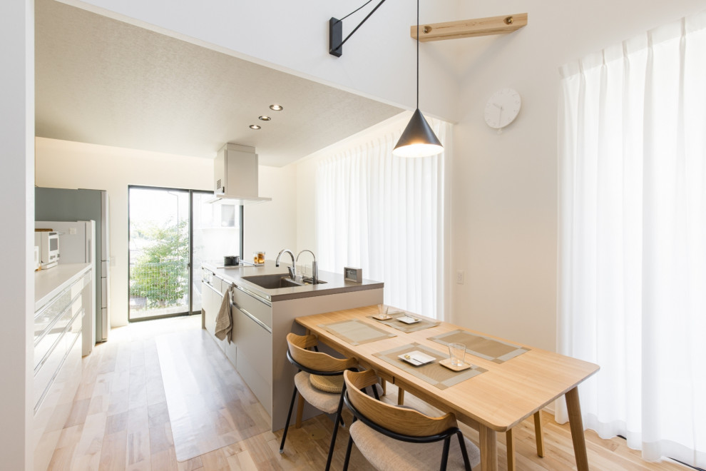Стильный дизайн: гостиная-столовая в современном стиле с белыми стенами, паркетным полом среднего тона, бежевым полом, обоями на стенах и потолком с обоями - последний тренд