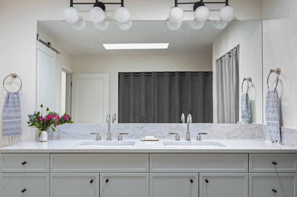 Diseño de cuarto de baño principal, doble y a medida clásico renovado pequeño con armarios estilo shaker, puertas de armario grises, paredes blancas, suelo de baldosas de porcelana, lavabo bajoencimera, encimera de cuarzo compacto, suelo gris y encimeras grises
