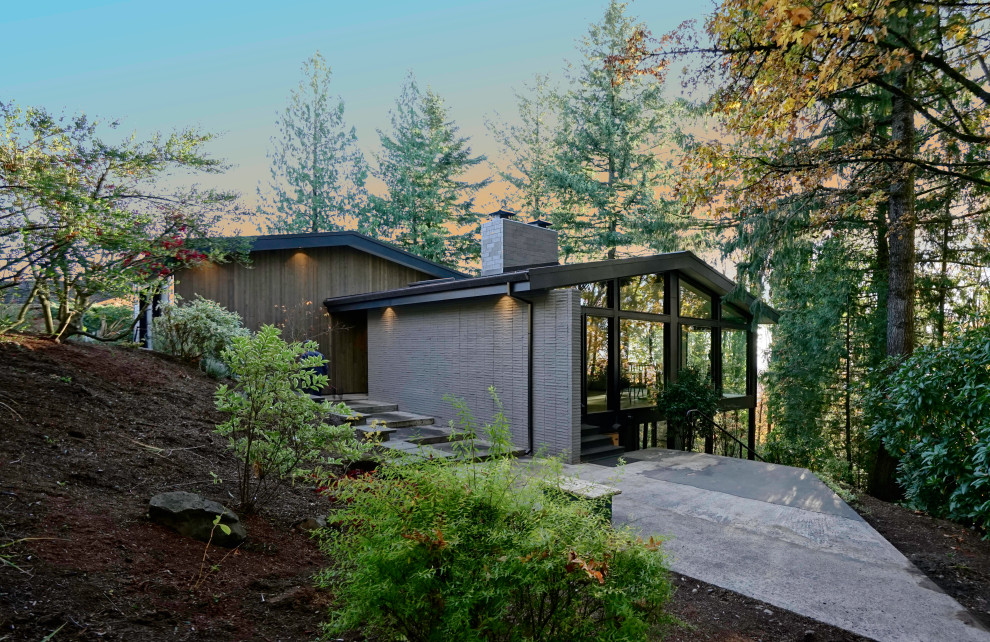 Design ideas for a midcentury exterior in Portland.