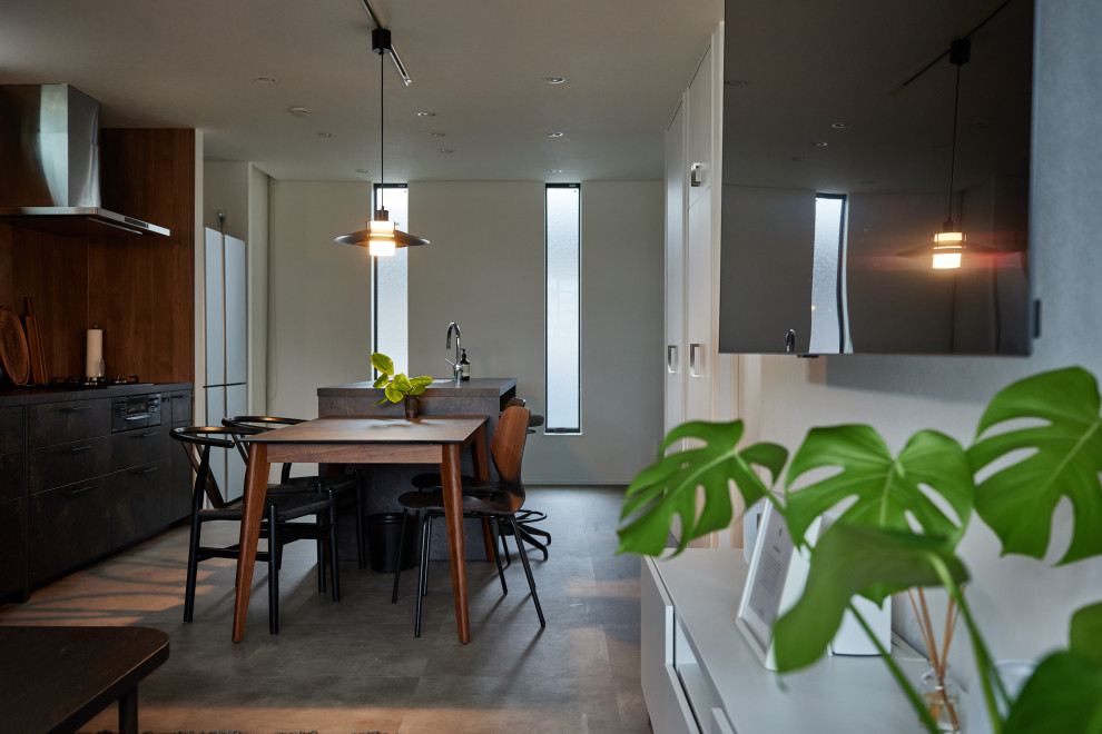 Источник вдохновения для домашнего уюта: гостиная-столовая в стиле модернизм с белыми стенами, полом из винила, серым полом, потолком с обоями и обоями на стенах