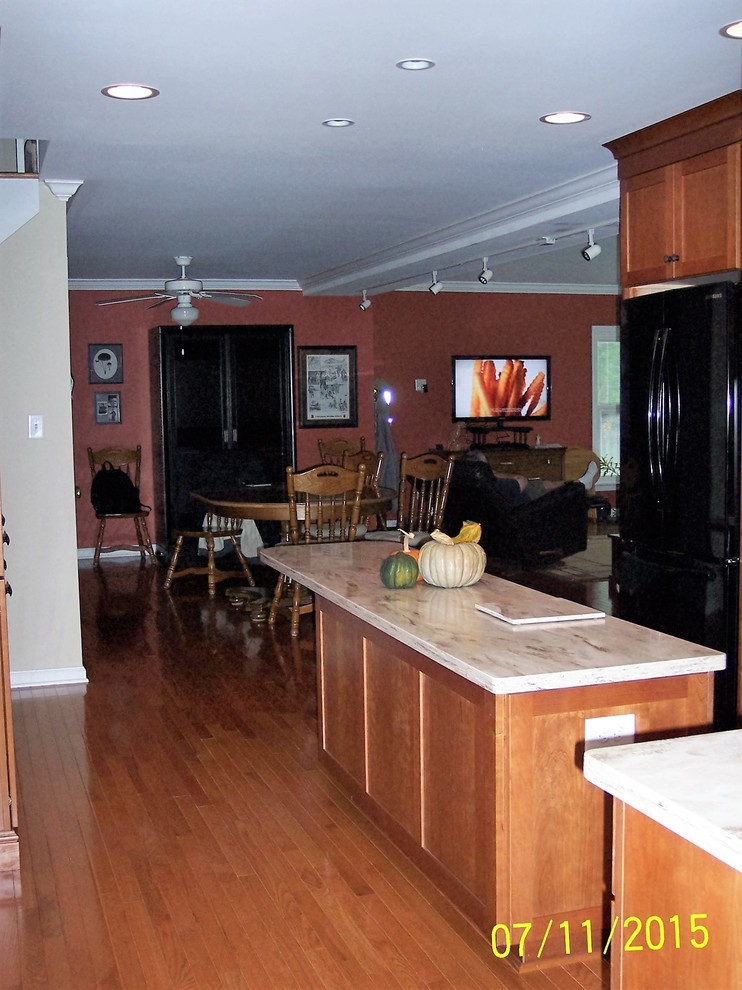 Mid-sized transitional home design photo