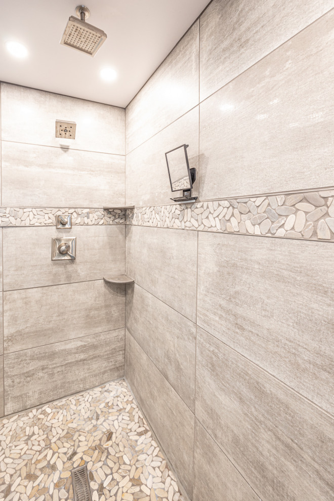 Inspiration pour une salle de bain chalet avec une douche d'angle, un carrelage gris, des carreaux de céramique, un sol en carrelage de céramique et une cabine de douche à porte battante.