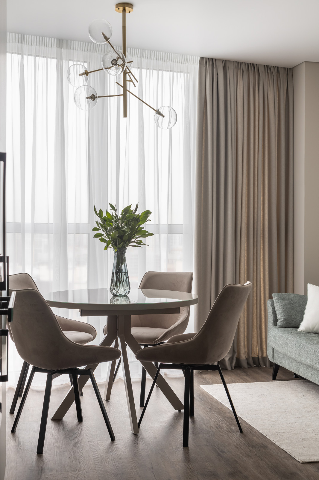 Интерьер квартиры в Приморском районе Санкт-Петербурга с видом на Лахта Центр