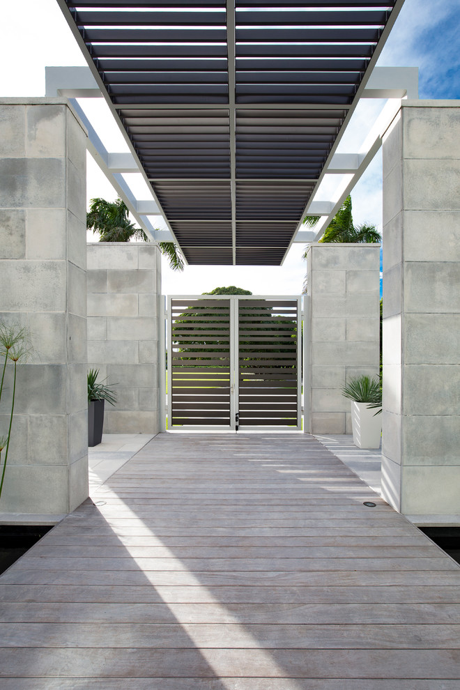 Design ideas for a contemporary entryway in Miami.