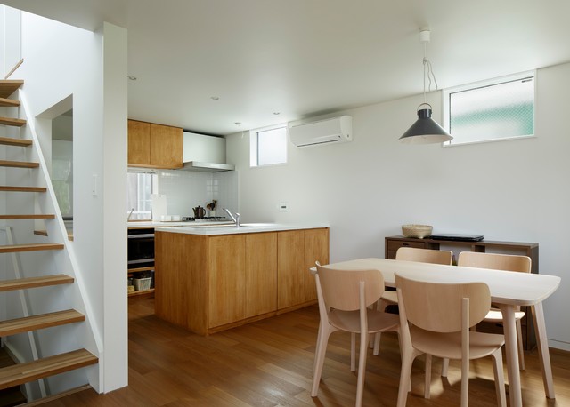 鶴見の家 moderno-sala-da-pranzo
