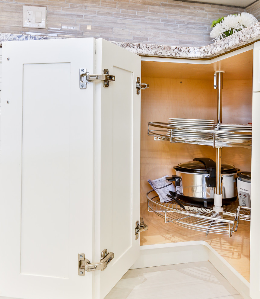 Kitchen - transitional kitchen idea in Toronto