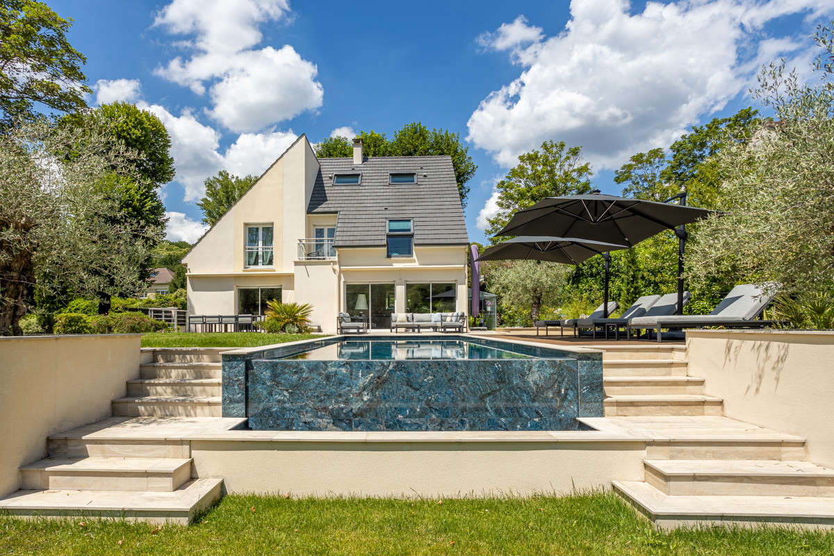 Création d'un grand jardin avec piscine