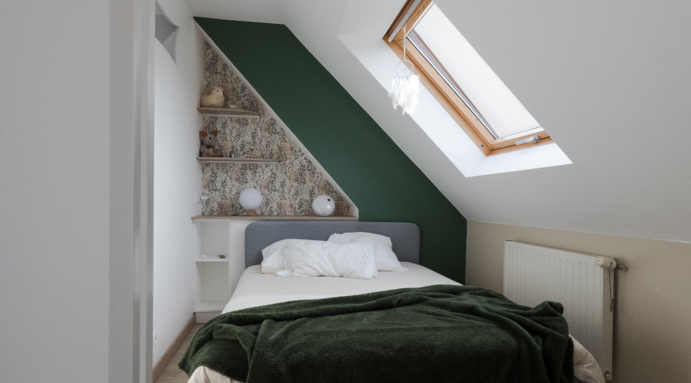 Immagine di una piccola camera da letto stile loft minimalista con pareti verdi, pavimento in laminato e pavimento beige