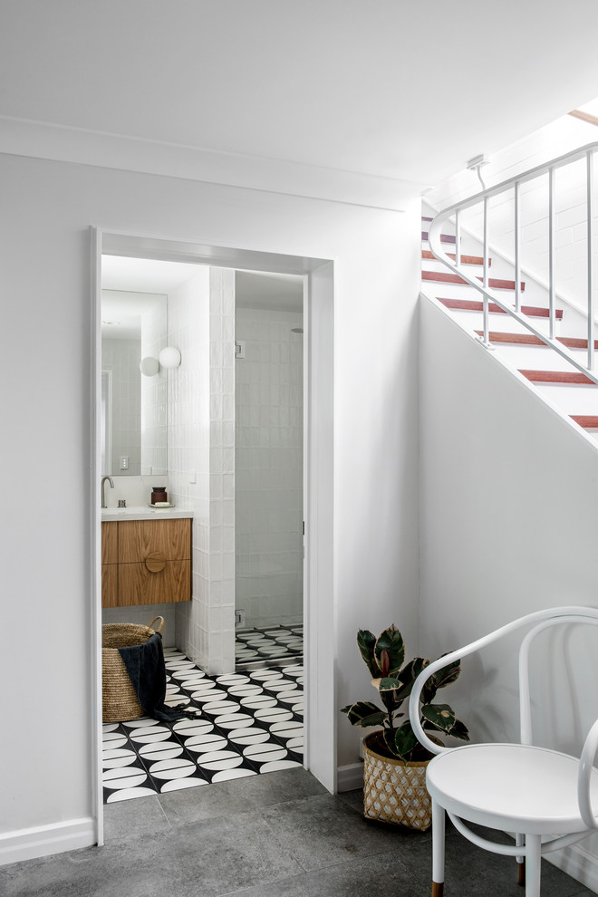 Photo of a midcentury bathroom in Brisbane.