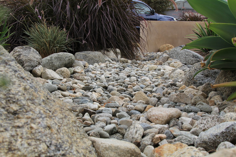 Photo of a small contemporary front yard partial sun outdoor sport court in Los Angeles with gravel.