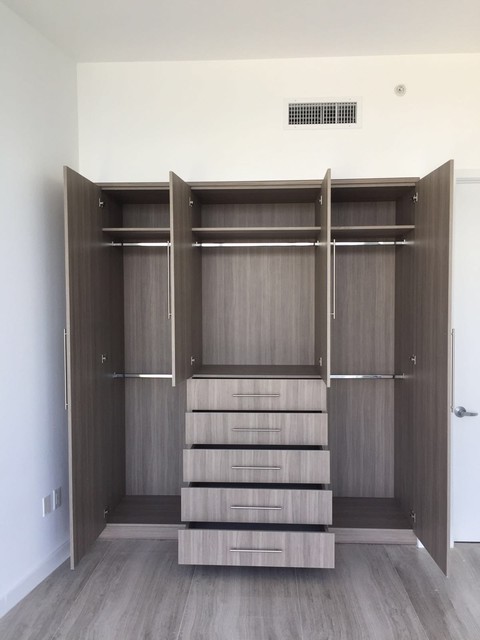 Custom Closet moderne-opbevaring-og-garderobe