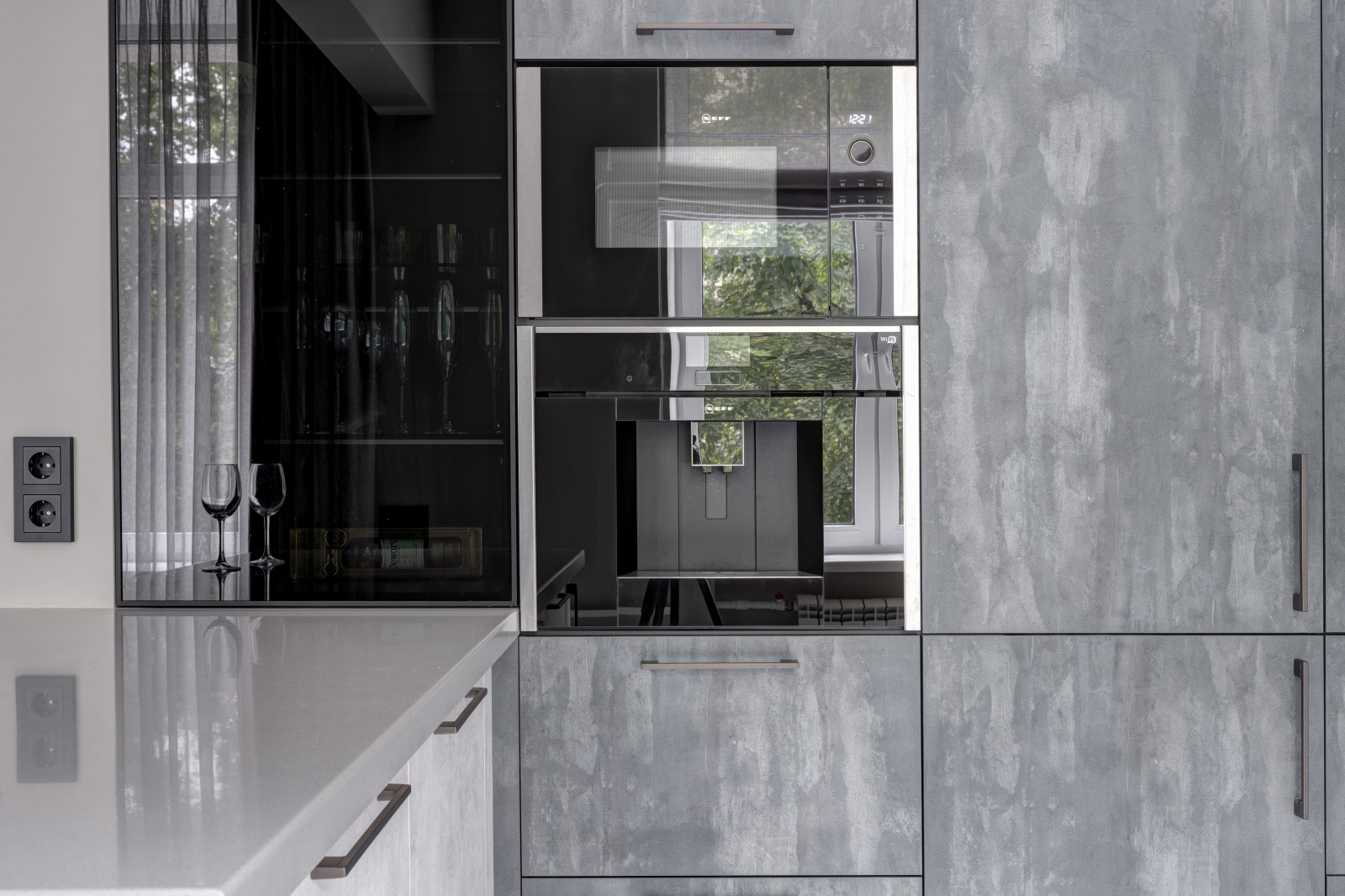 "Смокинг". Квартира на наб. Т. Шевченко