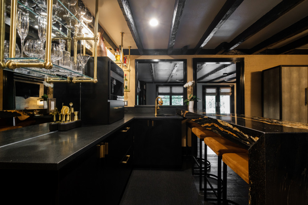 Immagine di un angolo bar con lavandino contemporaneo di medie dimensioni con lavello sottopiano, ante lisce, ante nere, top in granito, paraspruzzi a specchio, parquet scuro, pavimento nero e top nero