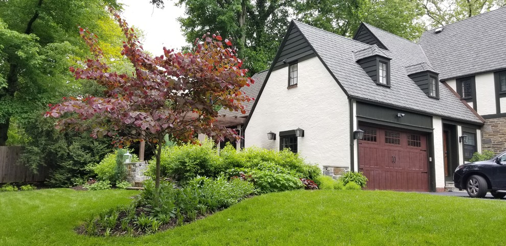 Photo of a transitional landscaping in Philadelphia.