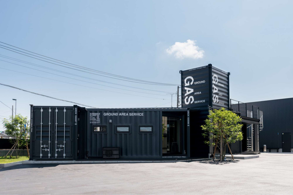Стильный дизайн: черный дом из контейнеров в стиле модернизм с черной крышей - последний тренд
