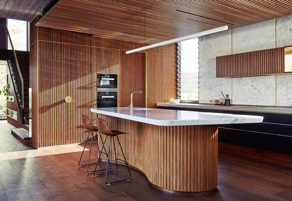 Mittelgroße Retro Wohnküche in L-Form mit hellbraunen Holzschränken, Küchenrückwand in Weiß, Rückwand aus Marmor, schwarzen Elektrogeräten, Kücheninsel, weißer Arbeitsplatte und Holzdecke in Perth