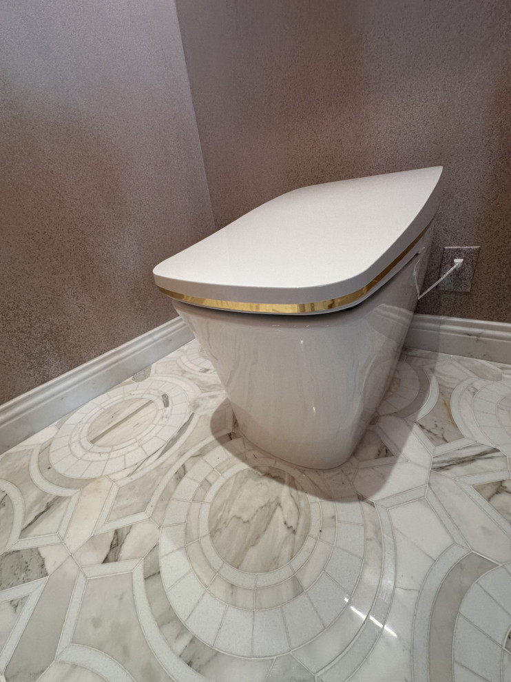 Foto på ett mellanstort vintage vit toalett, med möbel-liknande, röda skåp, en toalettstol med hel cisternkåpa, flerfärgad kakel och marmorbänkskiva