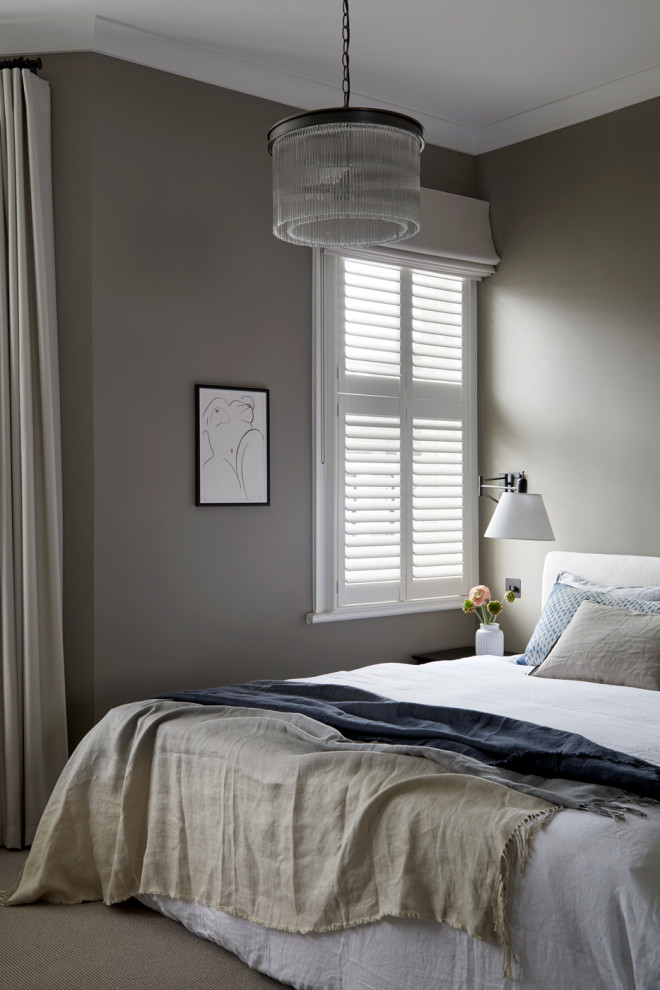Свежая идея для дизайна: спальня в современном стиле с синими стенами и ковровым покрытием - отличное фото интерьера