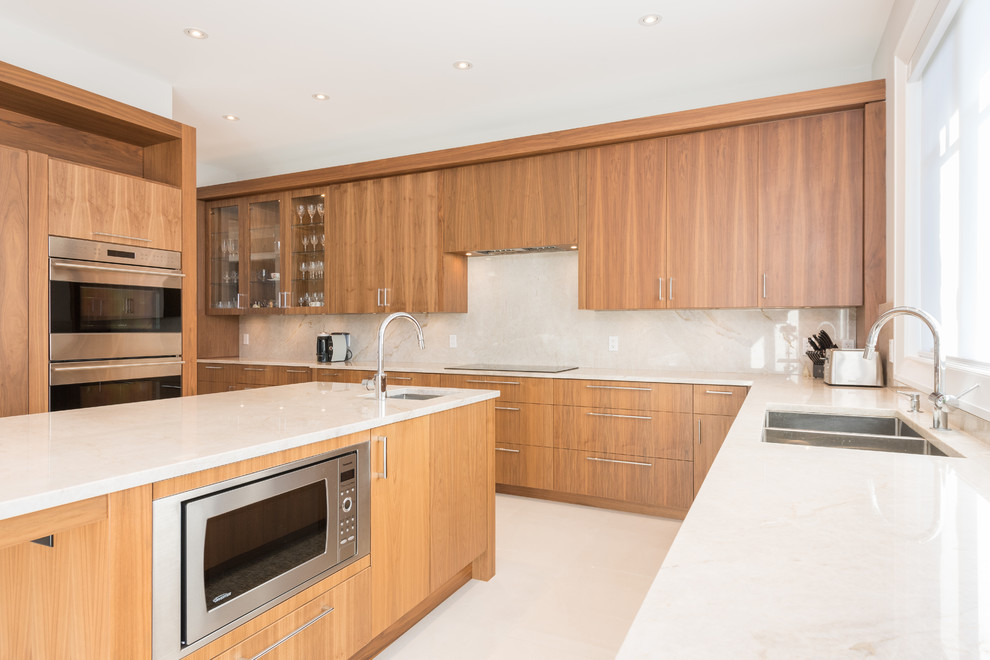 Transitional kitchen photo in Toronto