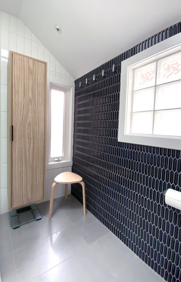 Idées déco pour une salle de bain principale contemporaine en bois clair de taille moyenne avec un placard à porte plane, une douche d'angle, WC à poser, un carrelage blanc, des carreaux de céramique, un mur blanc, un sol en carrelage de porcelaine, un lavabo encastré, un plan de toilette en quartz modifié, un sol gris, une cabine de douche à porte battante, un plan de toilette blanc, une niche, meuble simple vasque, meuble-lavabo suspendu et un plafond voûté.