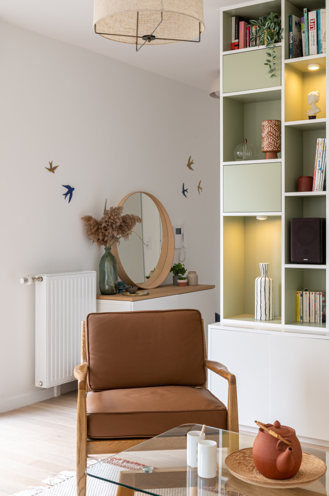 Réalisation d'un salon design de taille moyenne et ouvert avec un mur blanc, parquet clair et un sol marron.