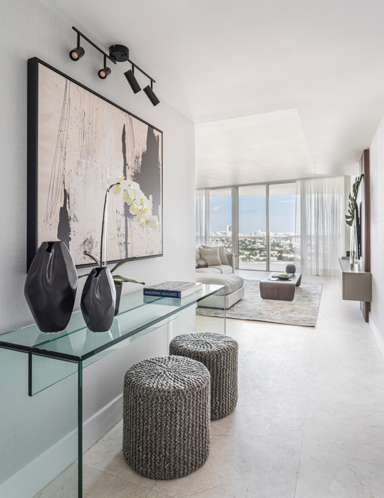 Kleines Modernes Foyer mit beiger Wandfarbe, Marmorboden, Einzeltür, weißer Haustür, beigem Boden und Tapetenwänden in Miami