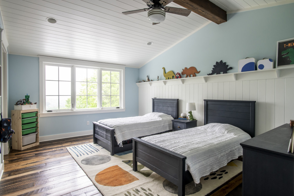 Inspiration för ett lantligt pojkrum kombinerat med sovrum, med blå väggar och mellanmörkt trägolv