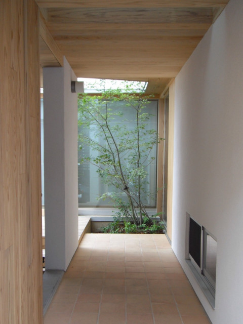 空とつながる家 moderno-porche