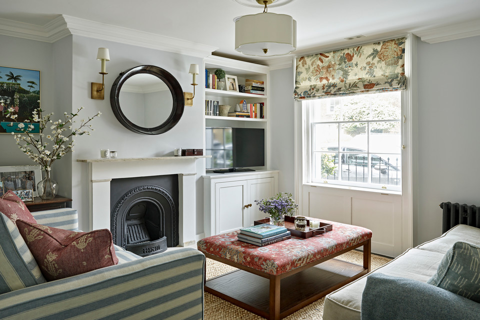Inspiration for a mid-sized traditional living room in London.