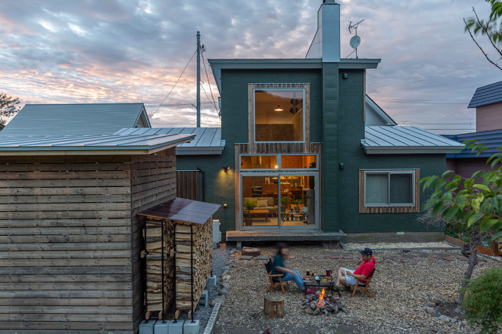 Idee per la villa piccola verde rustica a due piani con tetto a capanna e copertura in metallo o lamiera
