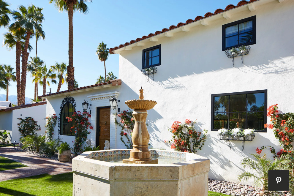 ロサンゼルスにあるお手頃価格の広い、夏の地中海スタイルのおしゃれな庭 (日向、レンガ敷き) の写真