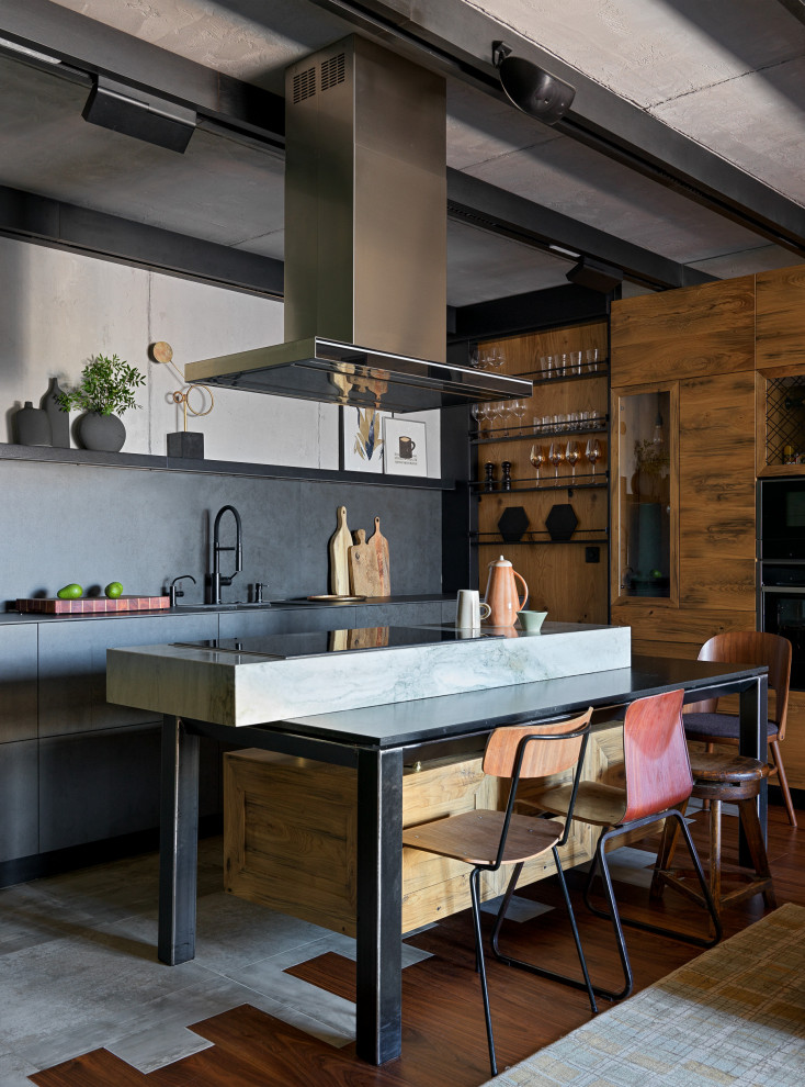 Cette photo montre une cuisine industrielle de taille moyenne avec un sol en bois brun, un sol marron et poutres apparentes.