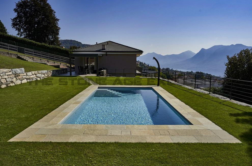 Стильный дизайн: естественный, прямоугольный бассейн среднего размера на переднем дворе в современном стиле с джакузи и покрытием из каменной брусчатки - последний тренд