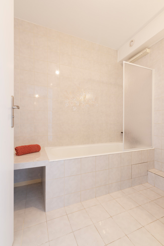На фото: огромная ванная комната в современном стиле с полом из ламината и белым полом