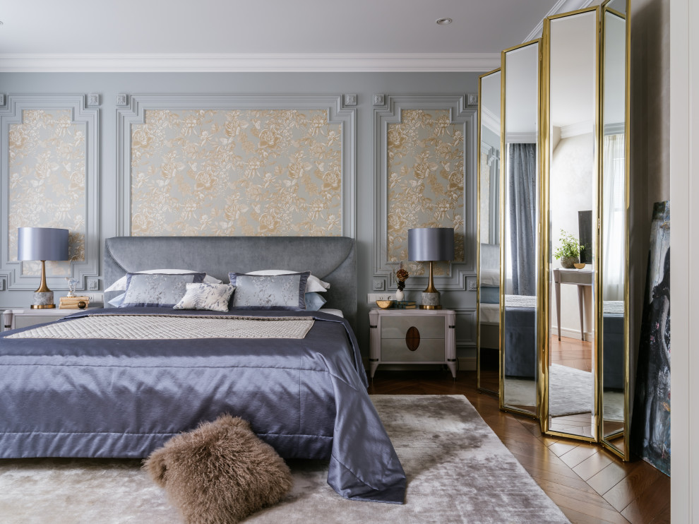 Ejemplo de habitación de invitados gris y blanca clásica grande con paredes blancas, suelo de madera en tonos medios, suelo marrón, casetón y papel pintado