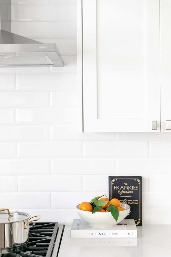 Eat-in kitchen - large transitional u-shaped medium tone wood floor and brown floor eat-in kitchen idea in Calgary with an undermount sink, shaker cabinets, white cabinets, quartzite countertops, white backsplash, subway tile backsplash, stainless steel appliances, an island and white countertops